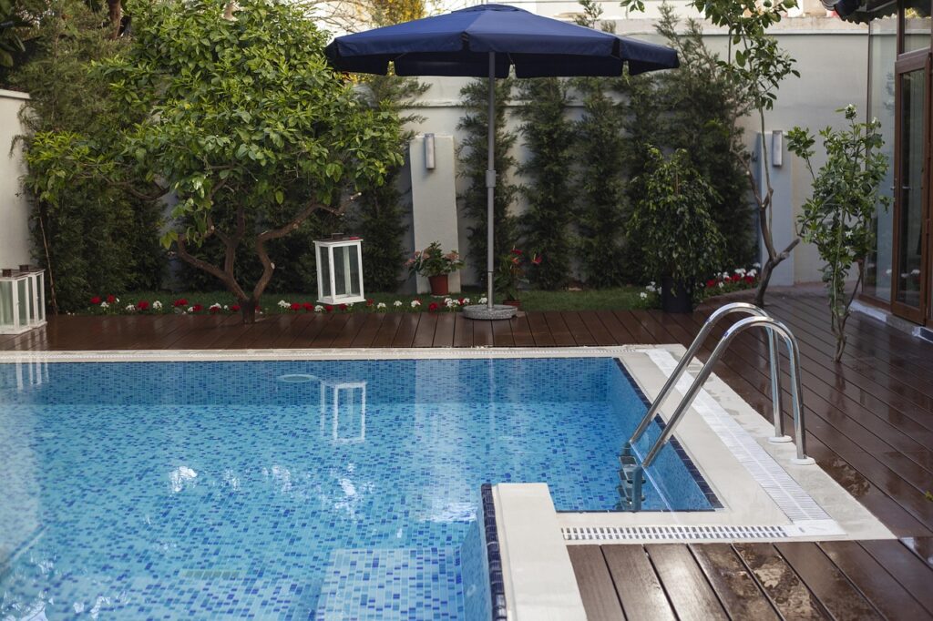 Belle villa moderne avec jardin dans un lotissement à Marrakech, au milieu des palmiers