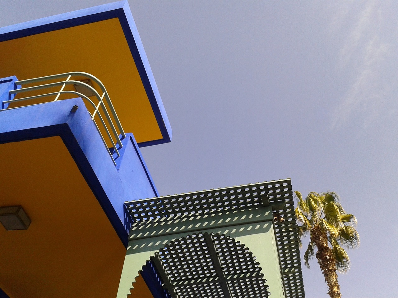 Façade de villa contemporaine à Marrakech avec palmiers, exemple de projet de construction